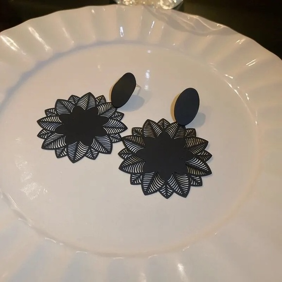 💖 5 items for $25 Sale! 💖 Black Flower Dangle Earrings - Picture 5 of 6